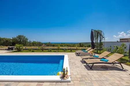 Enchanting Villa Bianca North with Pool and Jacuzz, Villa à Krnica avec piscine près plage roche - Photo 10