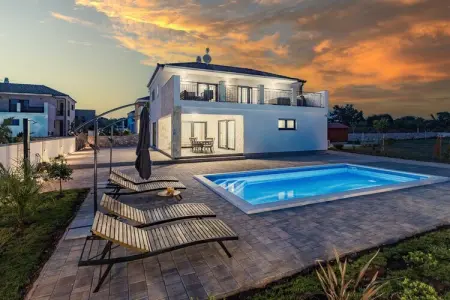 Enchanting Villa Bianca North with Pool and Jacuzz, Villa à Krnica avec piscine près plage roche - Photo 36