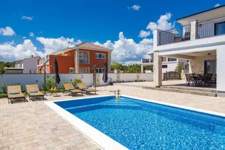 Enchanting Villa Bianca North with Pool and Jacuzz, Villa à Krnica avec piscine près plage roche - Photo 39