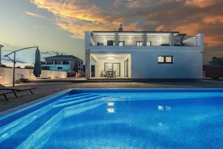Enchanting Villa Bianca North with Pool and Jacuzz, Villa à Krnica avec piscine près plage roche - Photo 42