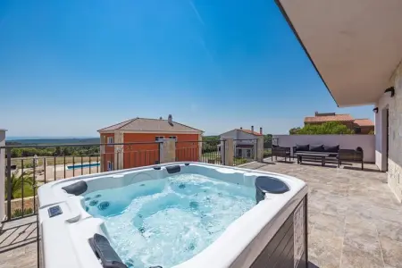 Enchanting Villa Magnolia West with Pool and Jacuz, Villa à Krnica avec piscine près plage - Photo 4