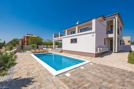 Enchanting Villa Magnolia West with Pool and Jacuz, Villa à Krnica avec piscine près plage - Photo 5
