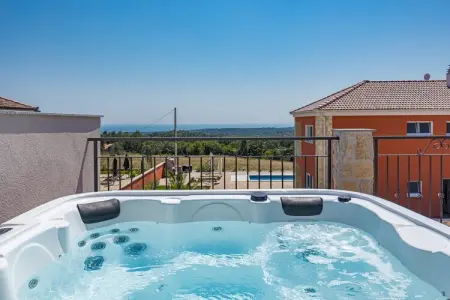 Enchanting Villa Magnolia West with Pool and Jacuz, Villa à Krnica avec piscine près plage - Photo 28