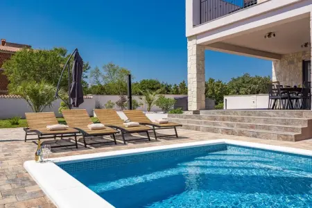 Enchanting Villa Magnolia West with Pool and Jacuz, Villa à Krnica avec piscine près plage - Photo 29