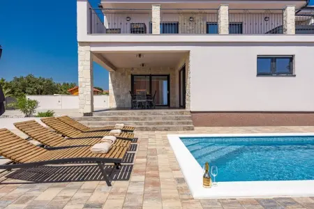 Enchanting Villa Magnolia West with Pool and Jacuz, Villa à Krnica avec piscine près plage - Photo 30