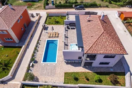 Enchanting Villa Magnolia West with Pool and Jacuz, Villa à Krnica avec piscine près plage - Photo 34