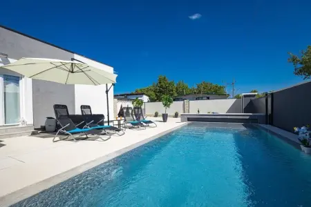 Villa Marsel (4+2) - Private Pool and Jacuzzi, Villa à Gajana avec piscine chauffée - Photo 1