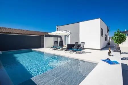 Villa Marsel (4+2) - Private Pool and Jacuzzi, Villa à Gajana avec piscine chauffée - Photo 9