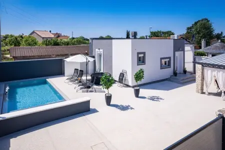 Villa Marsel (4+2) - Private Pool and Jacuzzi, Villa à Gajana avec piscine chauffée - Photo 12