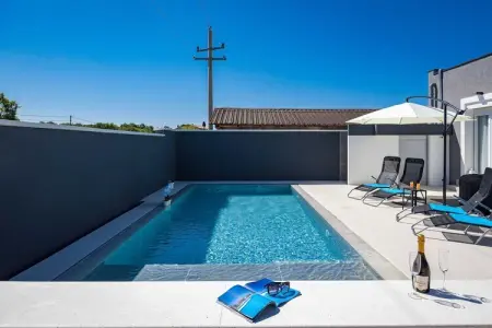 Villa Marsel (4+2) - Private Pool and Jacuzzi, Villa à Gajana avec piscine chauffée - Photo 14