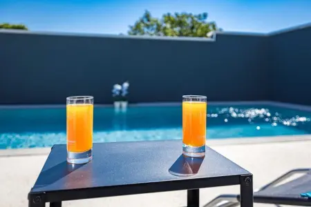 Villa Marsel (4+2) - Private Pool and Jacuzzi, Villa à Gajana avec piscine chauffée - Photo 17