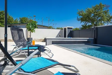 Villa Marsel (4+2) - Private Pool and Jacuzzi, Villa à Gajana avec piscine chauffée - Photo 19