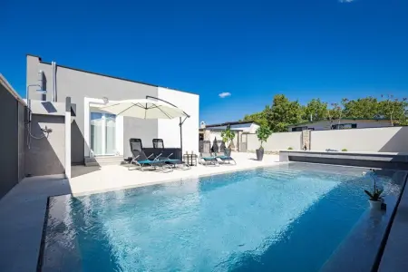 Villa Marsel (4+2) - Private Pool and Jacuzzi, Villa à Gajana avec piscine chauffée - Photo 22