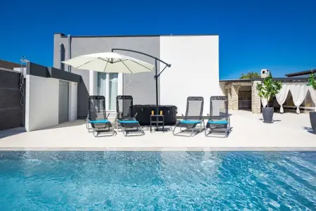Villa Marsel (4+2) - Private Pool and Jacuzzi, Villa à Gajana avec piscine chauffée - Photo 23