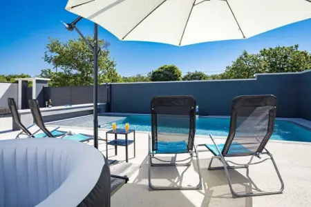 Villa Marsel (4+2) - Private Pool and Jacuzzi, Villa à Gajana avec piscine chauffée - Photo 33