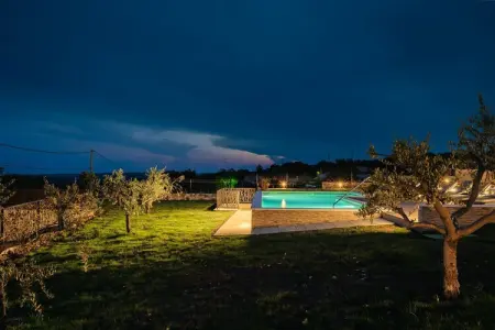 Villa de la Vie with Heated Swimming Pool, Appartement d'été relaxant à Drenje - Photo 9