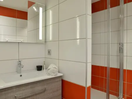 Appartement rénové 2 pièces, proche pistes, balcon, animaux admis - Photo 4