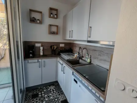 Appartement moderne 2 chambres, proche plage et parking privatif - Photo 2