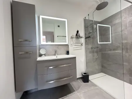 Appartement 3 pièces à Fréjus avec piscine partagée, près du centre - Photo 11