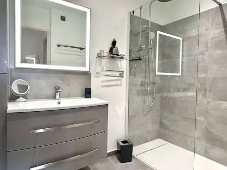 Appartement 3 pièces à Fréjus avec piscine partagée, près du centre - Photo 12