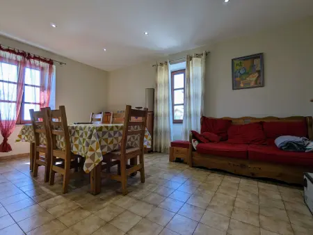 Gîte restauré avec grand terrain clos, salle de jeux, proche du Puy en Velay et Chavaniac-Lafayette - Photo 2