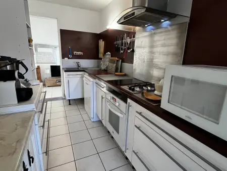 Maison moderne avec cour privée et parking sécurisé - Photo 4