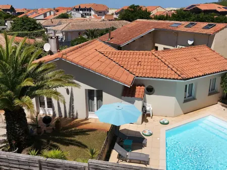 Villa ensoleillée avec terrasse près de la plage - Photo 1