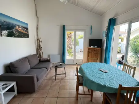 Villa ensoleillée avec terrasse près de la plage - Photo 3