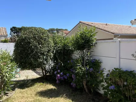 Villa ensoleillée avec terrasse près de la plage - Photo 18