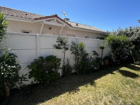 Villa ensoleillée avec terrasse près de la plage - Photo 19
