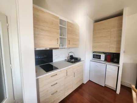 Grand studio 40m² avec coin nuit, vue mer et port, parking privé - Photo 4