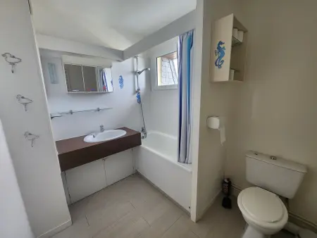 Grand studio 40m² avec coin nuit, vue mer et port, parking privé - Photo 7