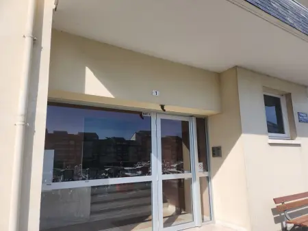 Grand studio 40m² avec coin nuit, vue mer et port, parking privé - Photo 11