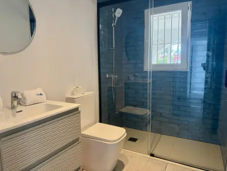 Maison moderne près de la plage, piscine, WiFi, climatisation - Photo 15