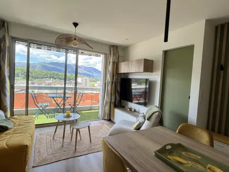 Superbe T2 rénové, climatisé, parking, balcon - Vue ville et montagnes - Photo 1