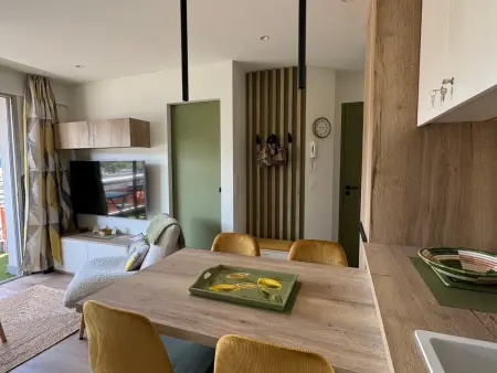 Superbe T2 rénové, climatisé, parking, balcon - Vue ville et montagnes - Photo 2