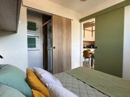 Superbe T2 rénové, climatisé, parking, balcon - Vue ville et montagnes - Photo 5