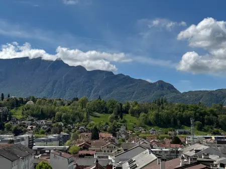 Superbe T2 rénové, climatisé, parking, balcon - Vue ville et montagnes - Photo 9