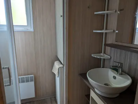 Mobil-home moderne dans la nature d'Auvergne, Chalet 6 personnes à Égliseneuve d'Entraigues - Photo 14