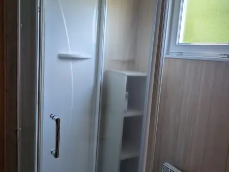 Mobil-home moderne dans la nature d'Auvergne, Chalet 6 personnes à Égliseneuve d'Entraigues - Photo 15