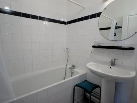 Appartement fonctionnel intra-muros avec cour et garage sécurisé - Photo 6