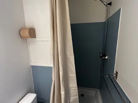 Appartement lumineux avec Wi-Fi à 150m des Thermes - Photo 4