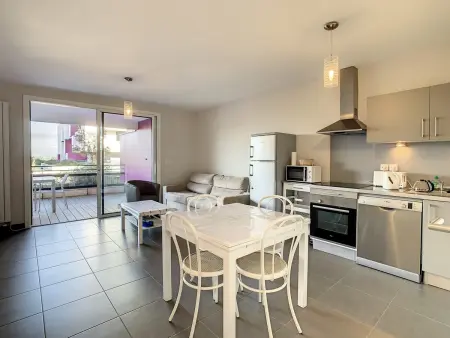 Appartement F2 avec Terrasse, Piscine Commune, Proche Plage - Photo 2