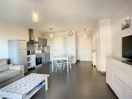 Appartement F2 avec Terrasse, Piscine Commune, Proche Plage - Photo 3