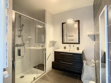 Appartement F2 avec Terrasse, Piscine Commune, Proche Plage - Photo 5