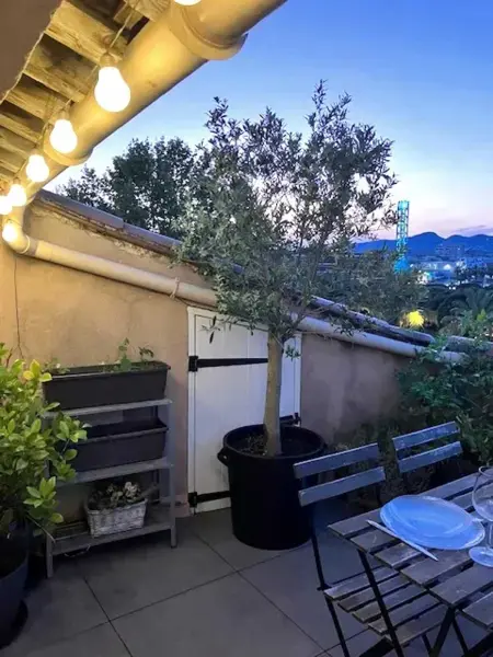Appartement contemporain à La Seyne-sur-Mer, 30 m², terrasse - Photo 2