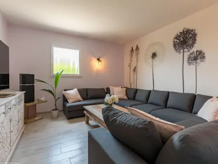 Gîte moderne et lumineux à Gy avec grand salon, jardin et jeux pour enfants - Photo 2