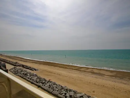 Appartement en front de mer avec balcon et parking privé - Photo 4