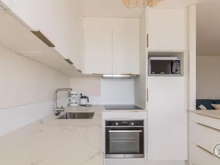 Appartement en front de mer avec balcon et parking privé - Photo 8