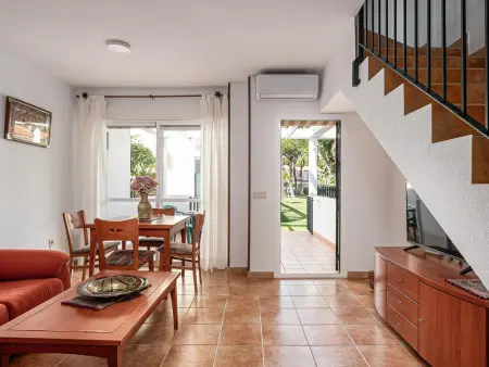 Maison mitoyenne élégante près de la plage avec piscine et parking - Photo 3